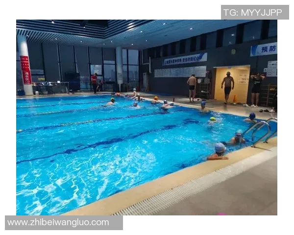 以泳池为核心打造休闲娱乐空间，畅享清凉与放松的完美体验