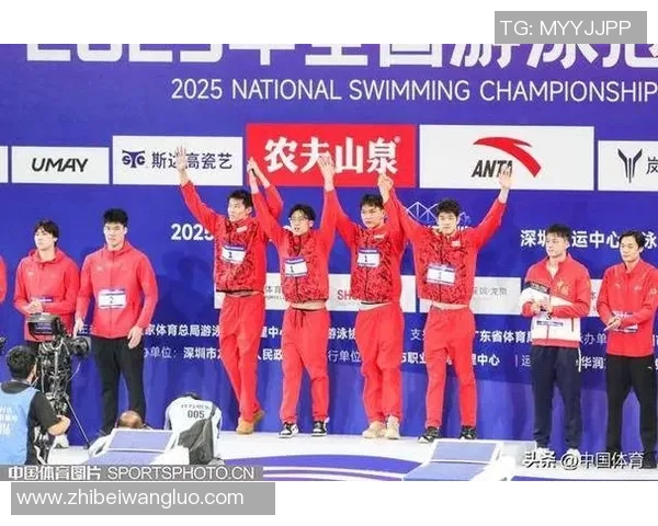 激烈泳赛激动人心 谁将摘得金牌成为全场焦点